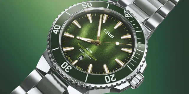 Oris Aquis Date Kelp Forest Limited Edition 01 733 7787 4187-Set mit grünem Zifferblatt, grüner Keramiklünette und Edelstahlband vor grünem Hintergrund