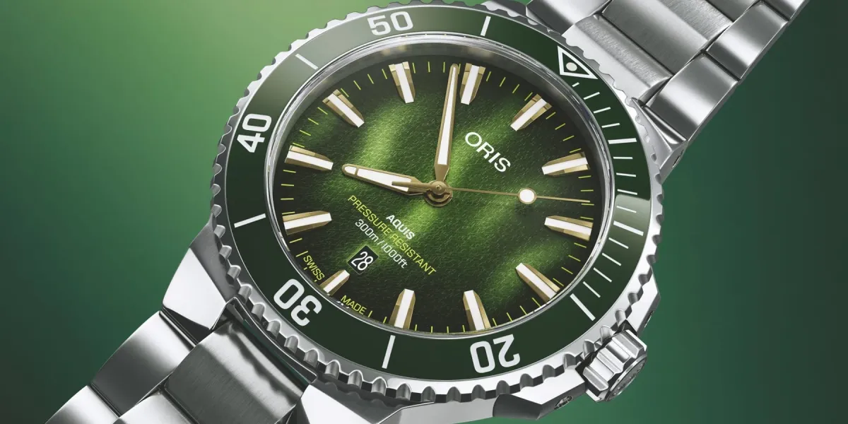 Oris Aquis Date Kelp Forest Limited Edition 01 733 7787 4187-Set mit grünem Zifferblatt, grüner Keramiklünette und Edelstahlband vor grünem Hintergrund
