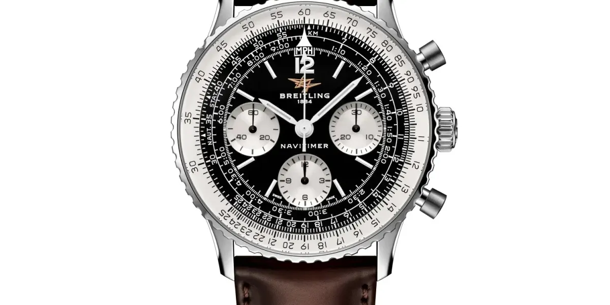 Breitling Navitimer B09 Chronograph 41 AB0950211B1X1 frontal mit schwarzem Zifferblatt, weißen Hilfszifferblättern, Rechenschieber-Lünette und braunem Lederband