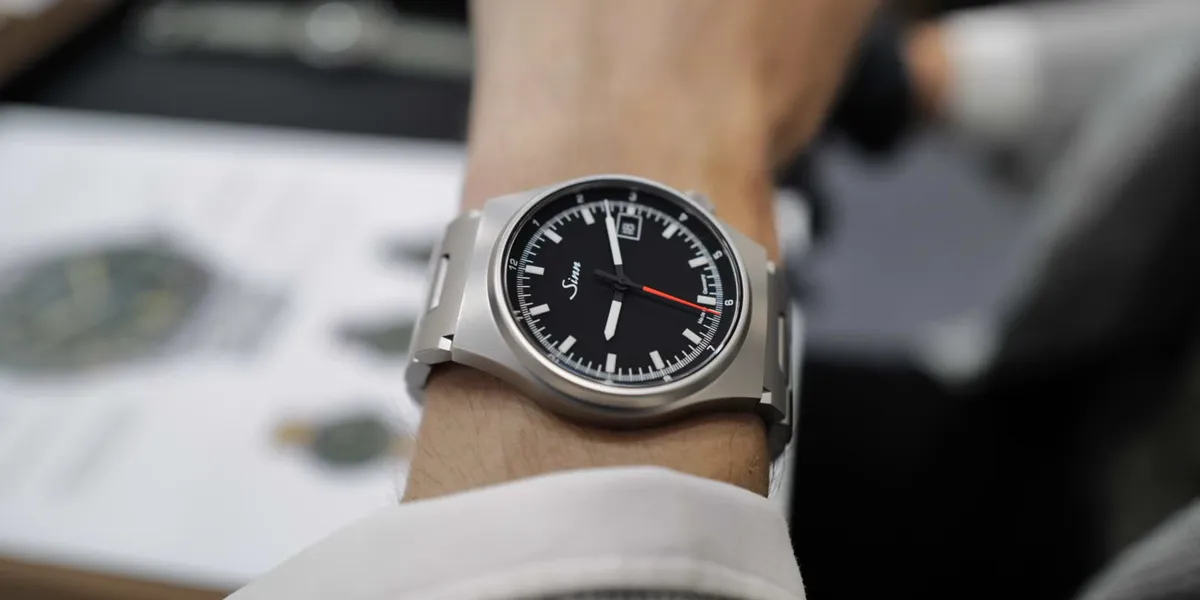 Sinn 544 RS: Die Tugend der Zurückhaltung trägt Rot